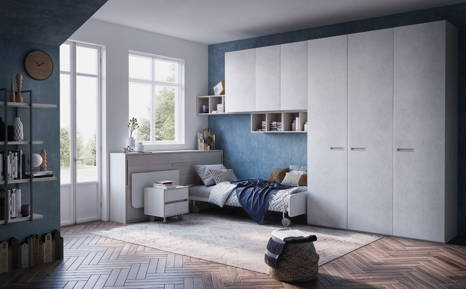 Una camera da letto con un letto e un orologio sul muro