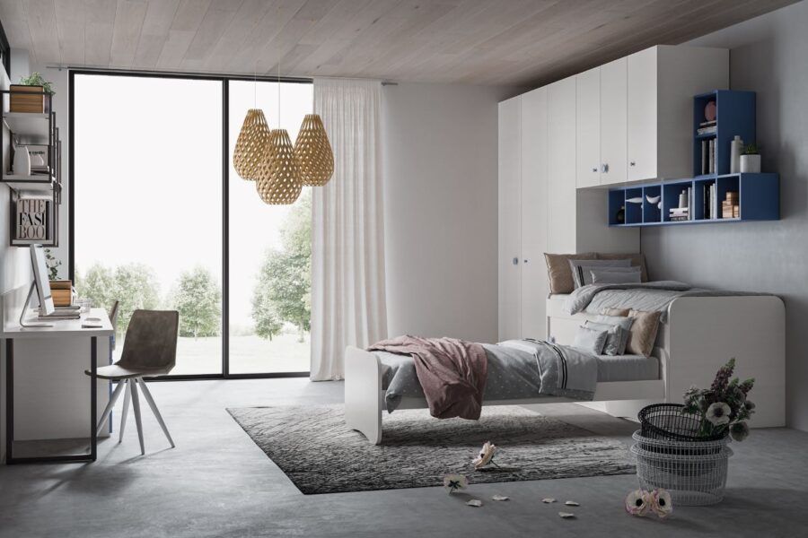 Una camera da letto con un letto, una scrivania e una finestra