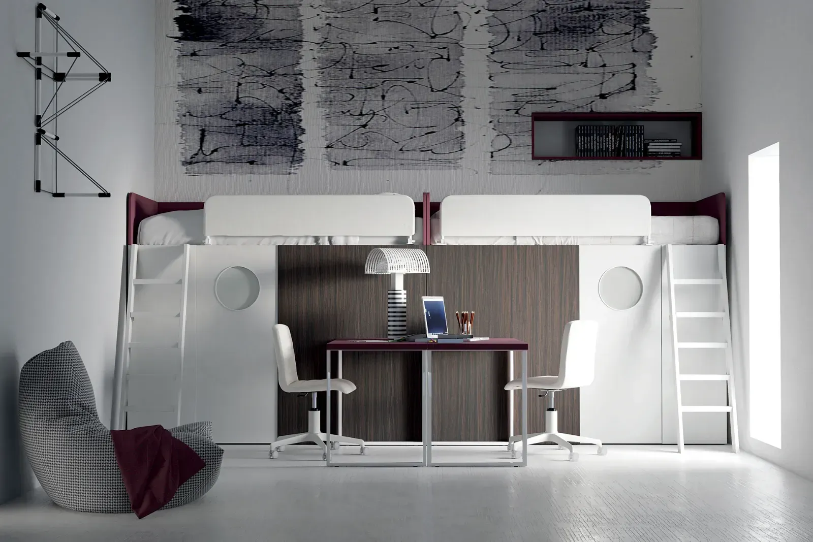 Una stanza con un letto a castello, una scrivania e delle sedie