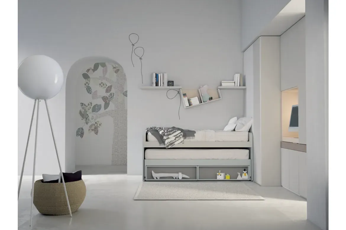 Una camera da letto con un letto e una lampada sul pavimento