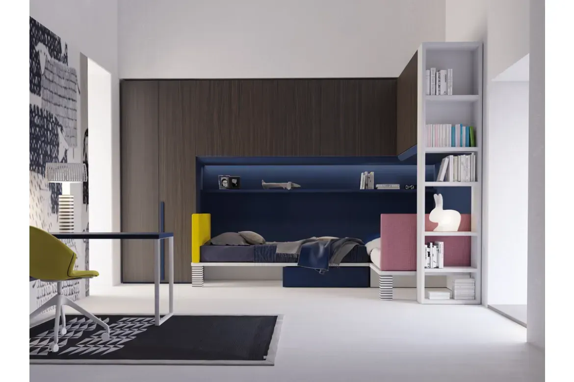 Una camera con un letto a castello e una scrivania