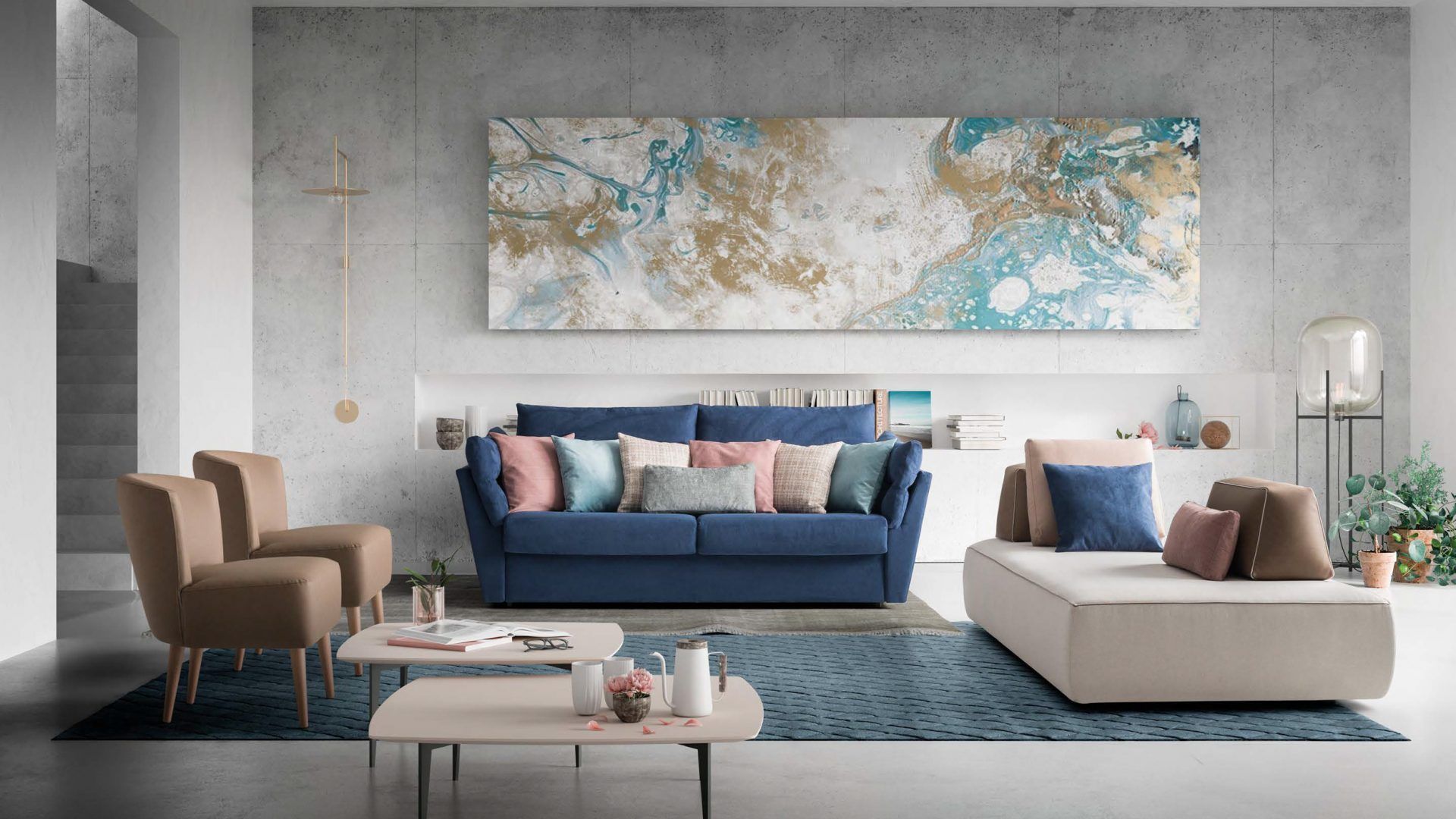 Un soggiorno con un divano blu e un dipinto sul muro