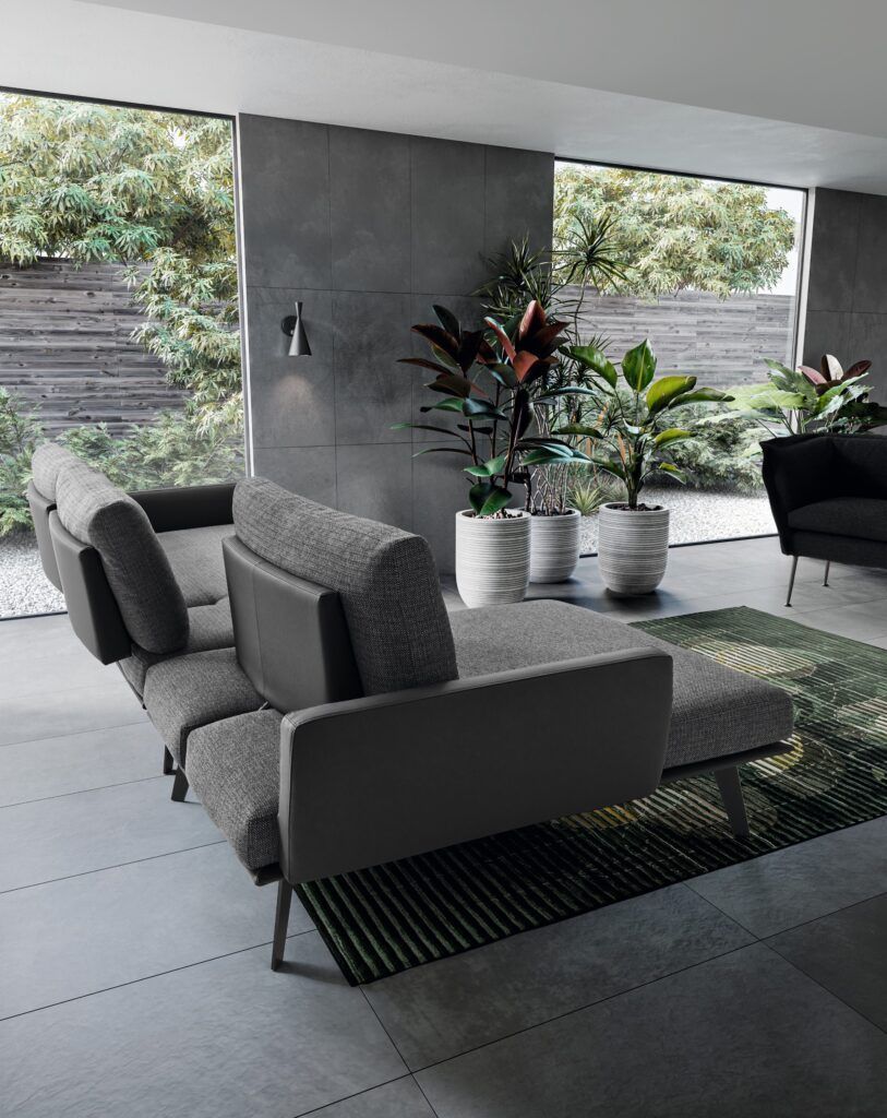 Un soggiorno con un divano e piante in vaso