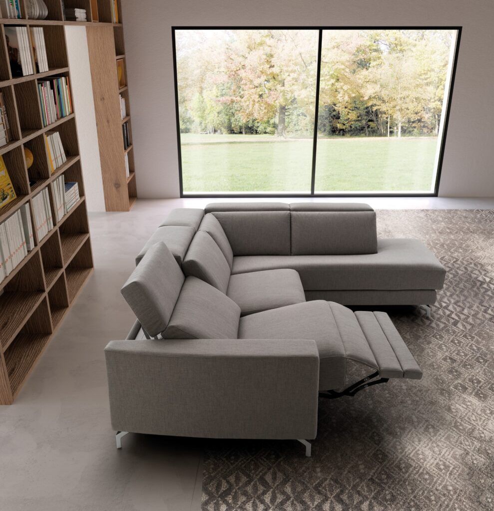 Un soggiorno con un divano componibile e una grande finestra