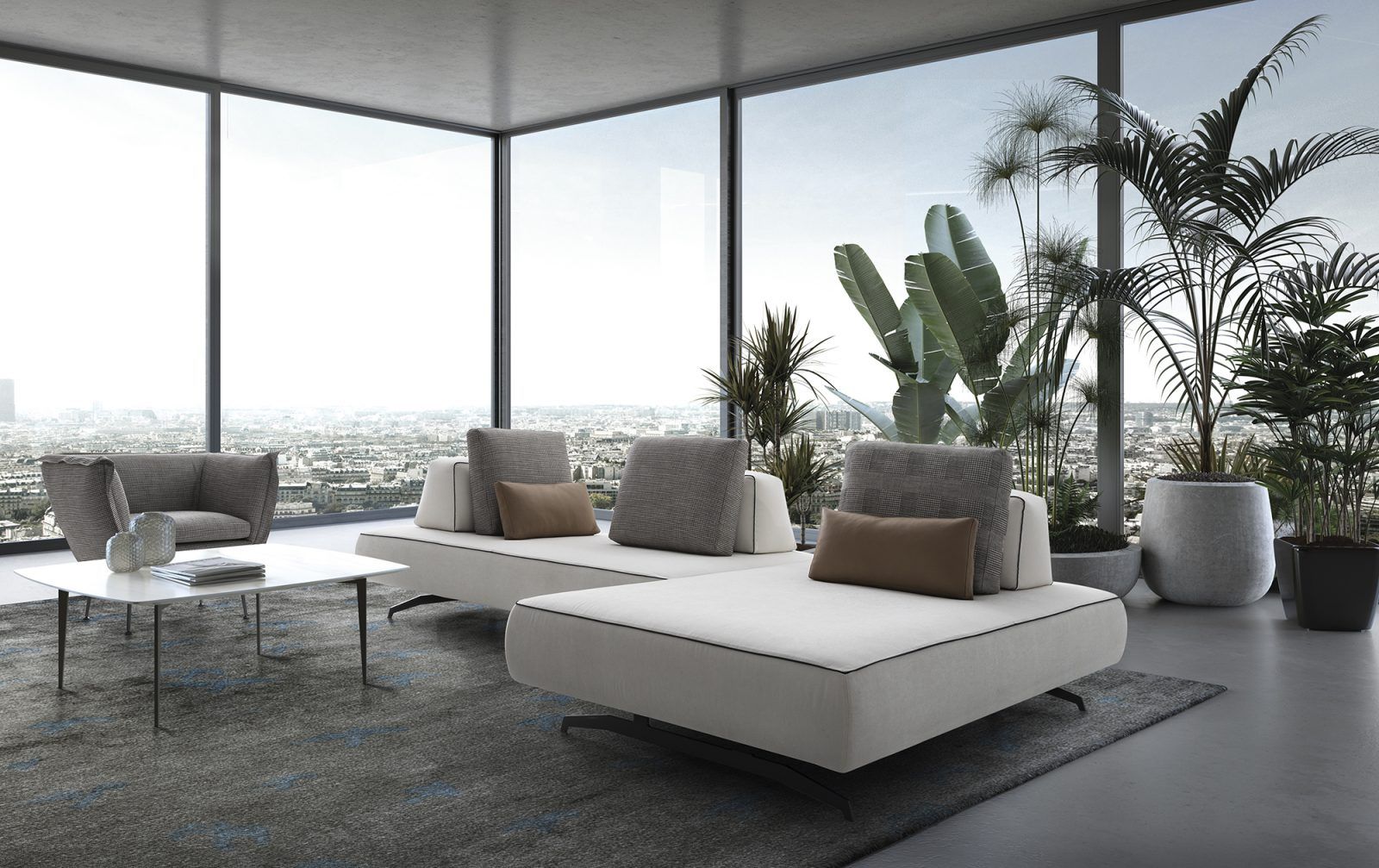 Un soggiorno con divano e sedie con vista sulla città