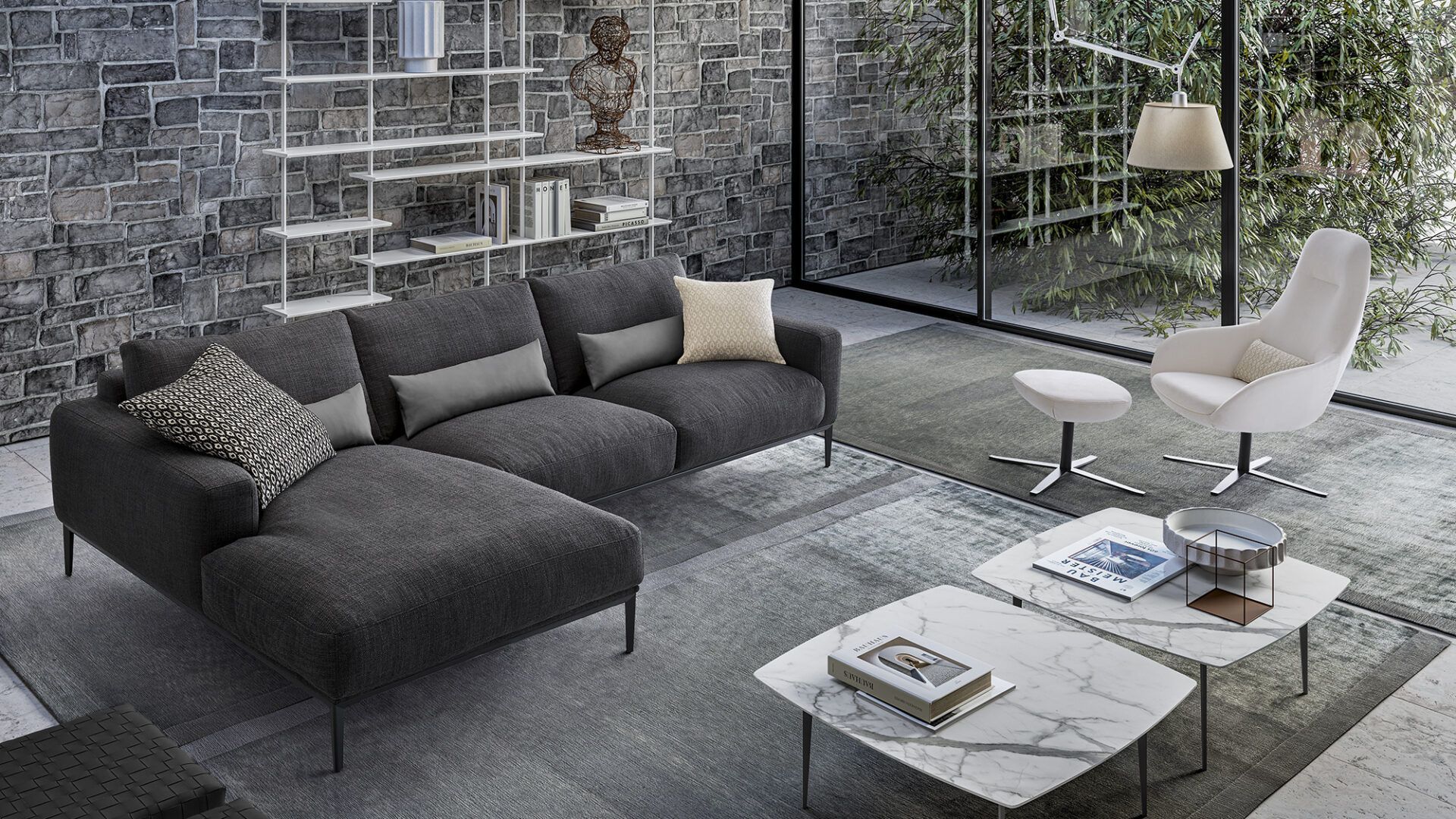 Un soggiorno con un divano e due tavolini da caffè