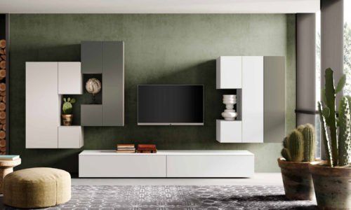 Un soggiorno con una parete verde e una TV a schermo piatto