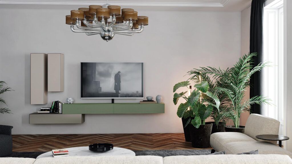 Un soggiorno con un divano, una televisione e un lampadario