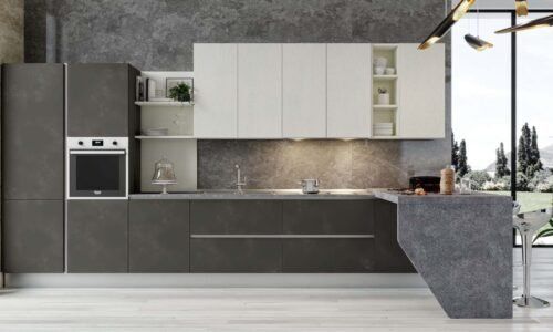 Una cucina con molti mobili e una grande finestra.