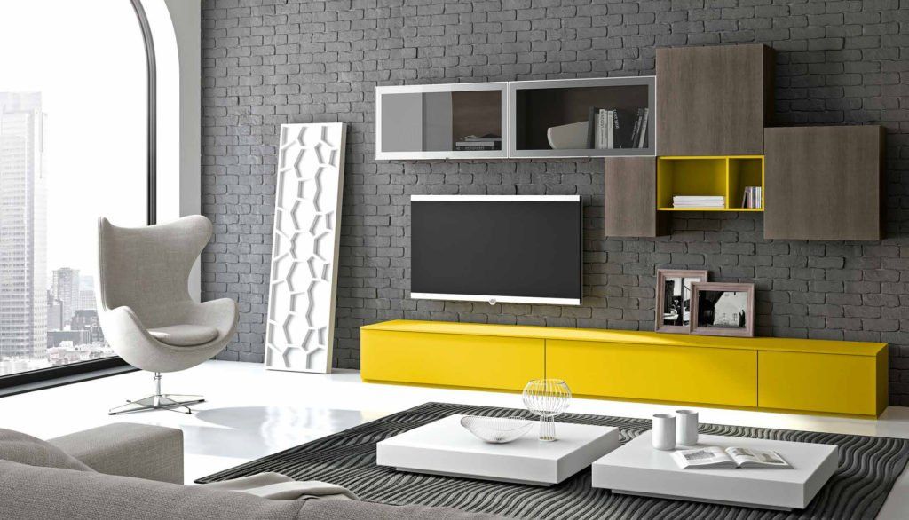 Un soggiorno con un centro di intrattenimento giallo e una TV a schermo piatto