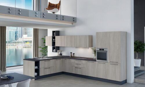 Una cucina con mobili in legno ed elettrodomestici in acciaio inossidabile