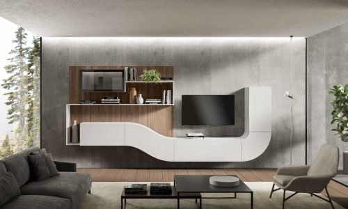 Un soggiorno con divano, sedia, tavolino e televisione.