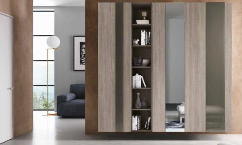 Un soggiorno con divano e armadio a specchio