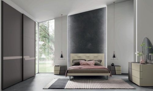 Una camera da letto con un letto, una cassettiera, un comodino e un armadio.