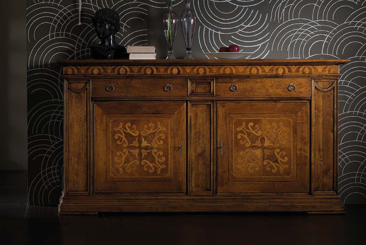 Un mobiletto di legno con un disegno floreale