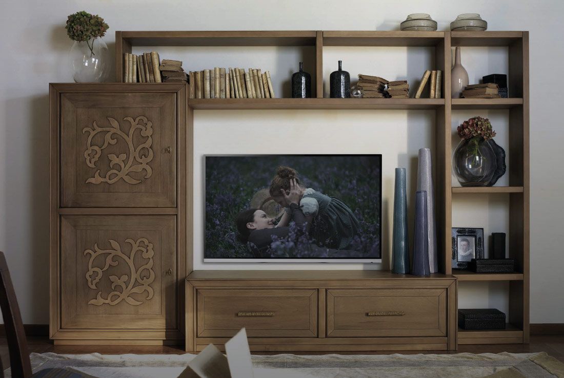 Un soggiorno con una grande TV a schermo piatto sul muro