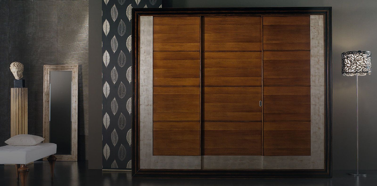 Una stanza con una porta scorrevole in legno e una lampada