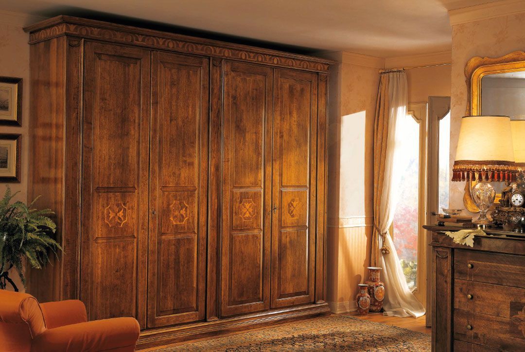 Un soggiorno con un grande armadio in legno e una sedia