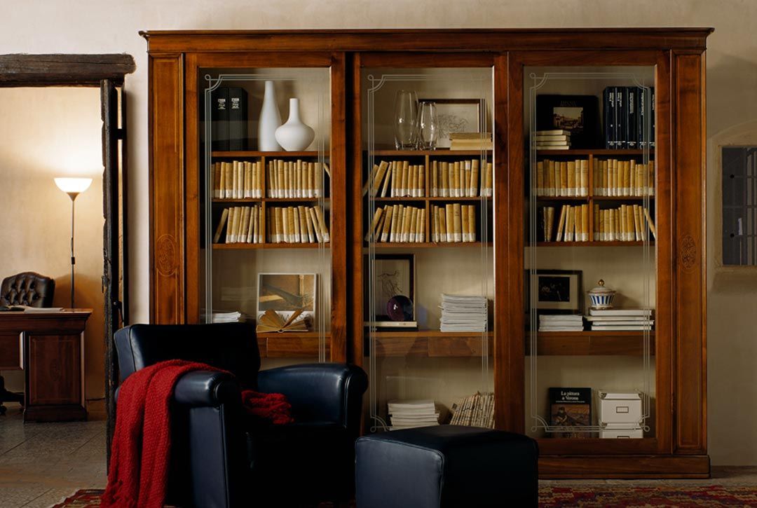 Un soggiorno con una libreria e una sedia