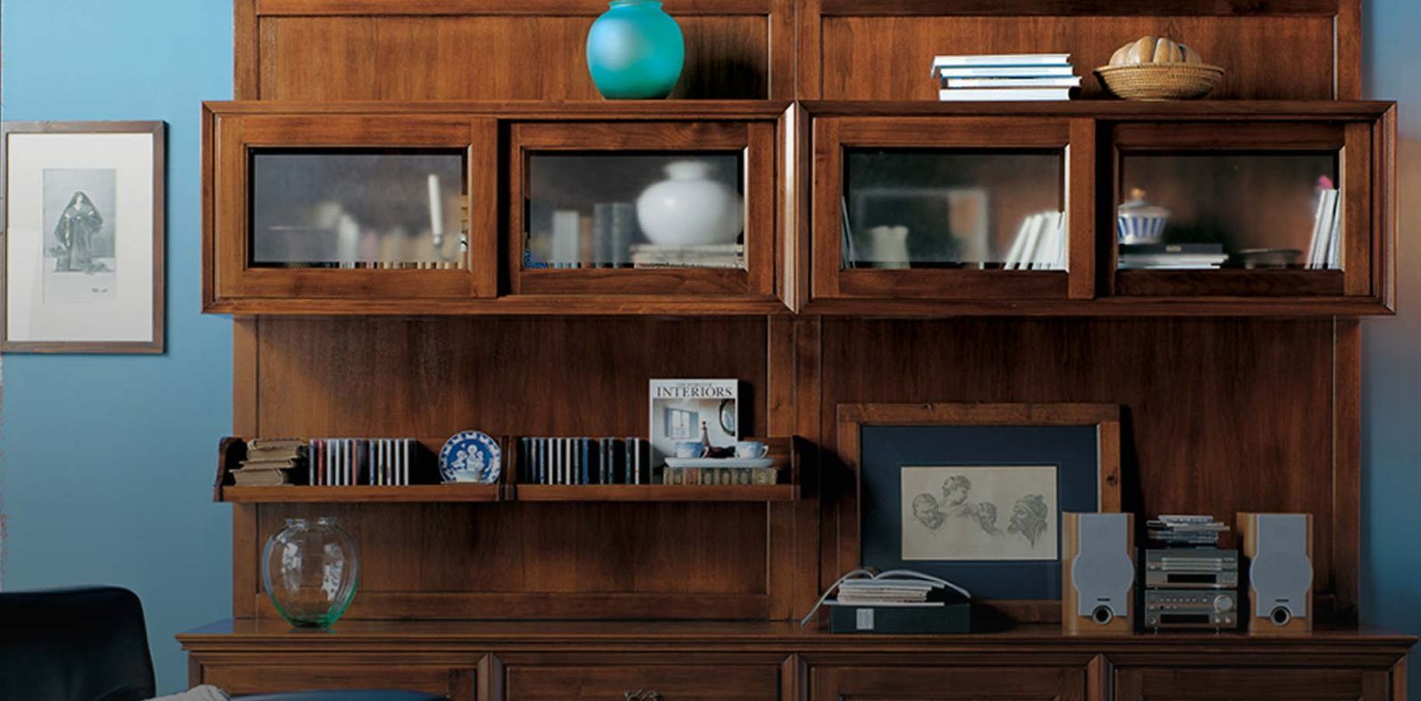 Una mensola di legno con un vaso blu sopra