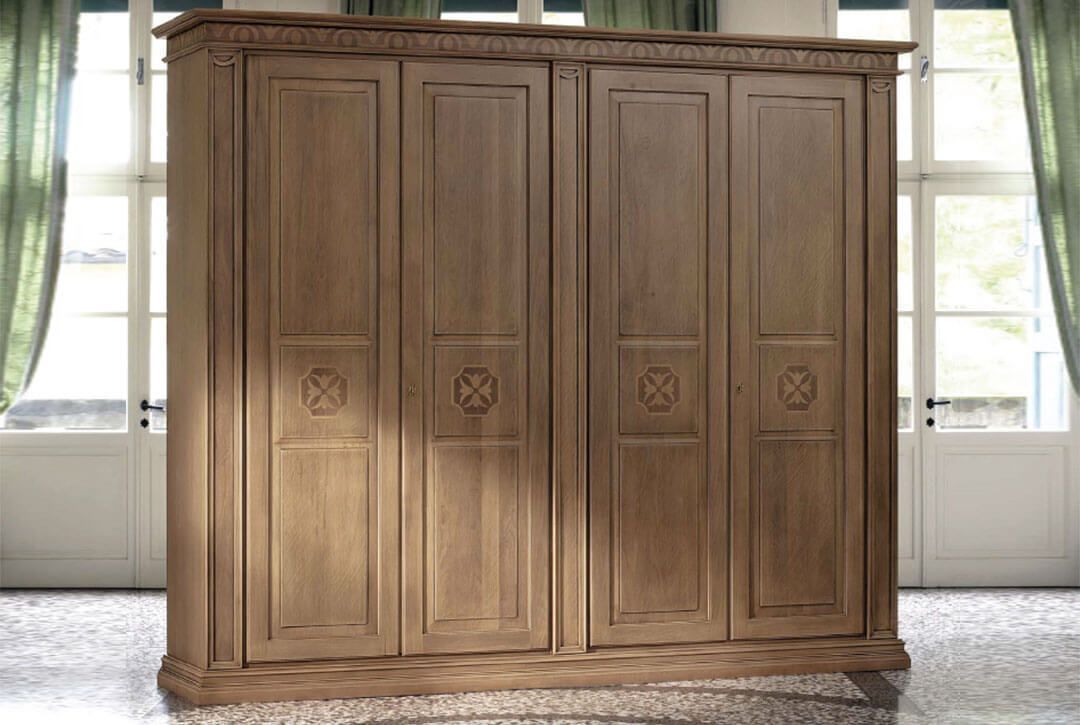 Un grande armadio di legno è appoggiato davanti a una finestra