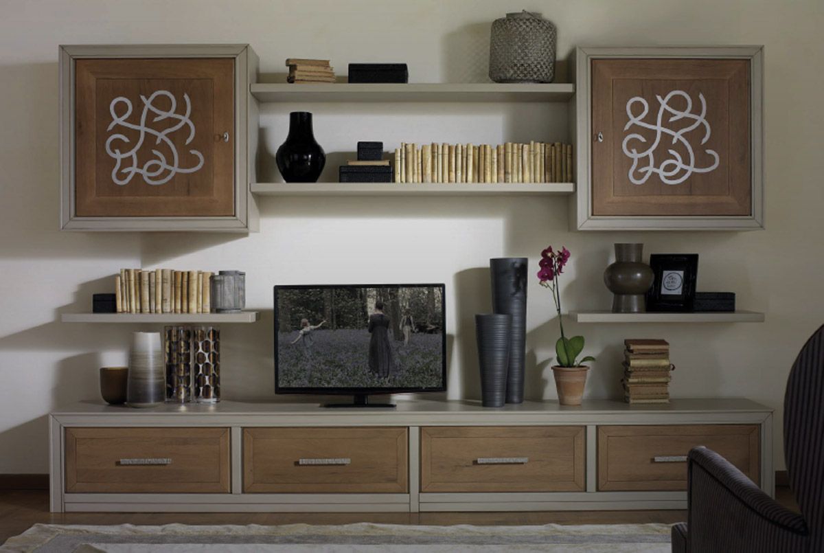 Un soggiorno con una TV a schermo piatto su uno scaffale