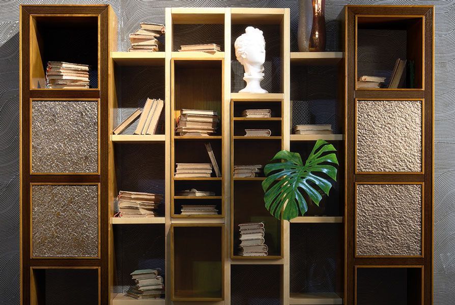 Una libreria piena di libri e una pianta