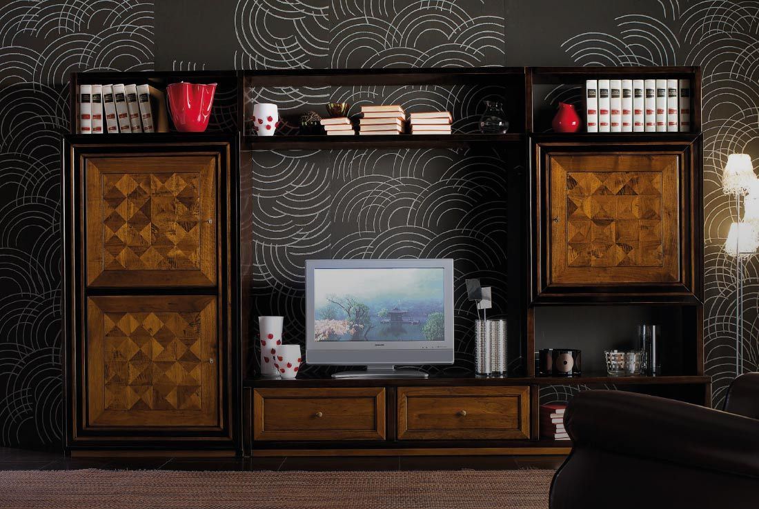 Una televisione è appoggiata su un mobiletto di intrattenimento in legno