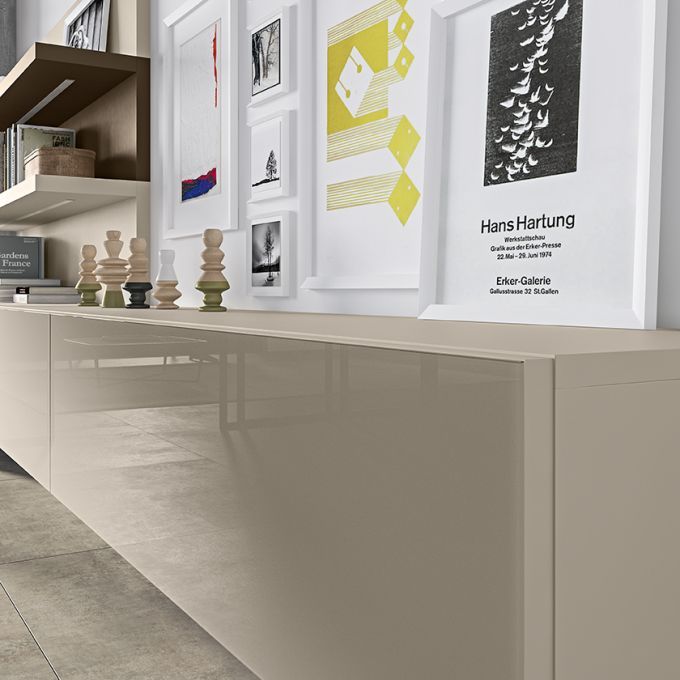 Un quadro su un muro che dice herz hertung