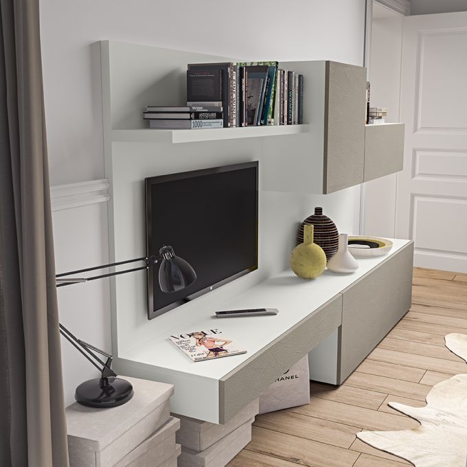 Un soggiorno con una tv a schermo piatto sul muro