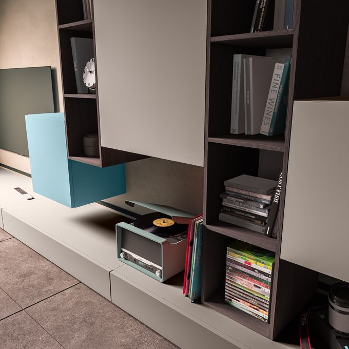 Uno scaffale con una pila di CD e un libro con la scritta