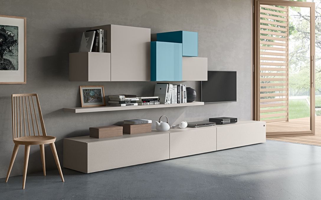 Un soggiorno con un lungo centro di intrattenimento e una sedia