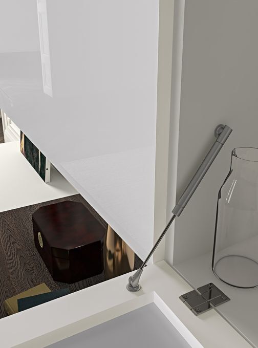 Un mobile bianco con la porta aperta sul soggiorno