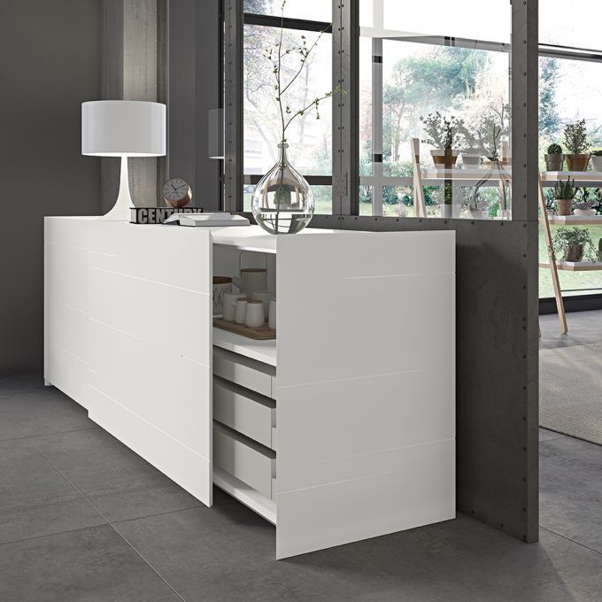 Una cassettiera bianca con cassetti aperti in un soggiorno