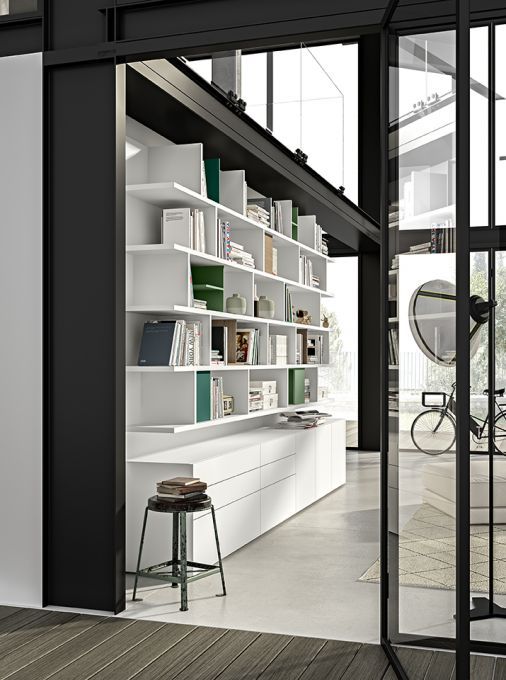 Una stanza con molti scaffali e uno sgabello