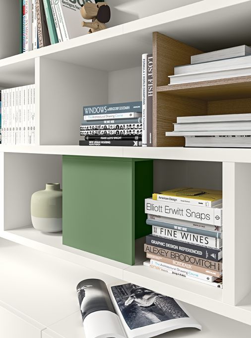 Una libreria con una pila di libri e una rivista sopra.