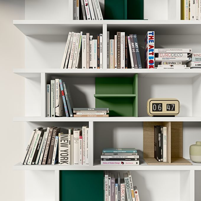 Una libreria piena di libri tra cui uno che dice new york