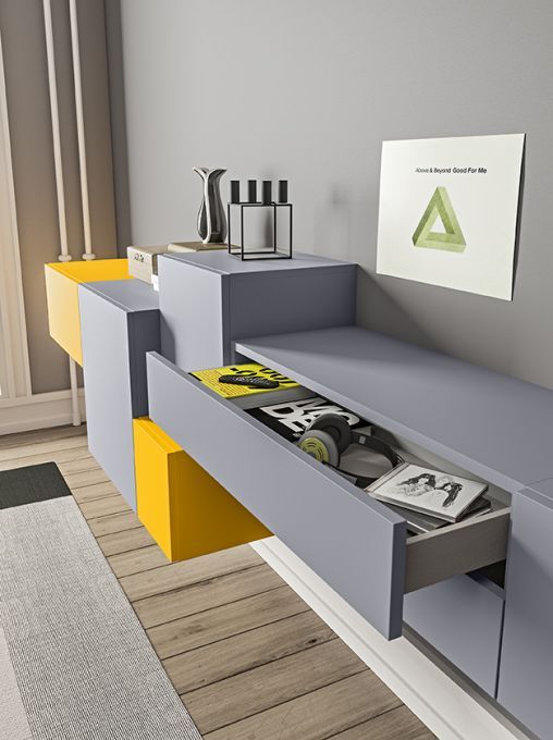 Un'immagine di un triangolo è sul muro sopra un cassetto