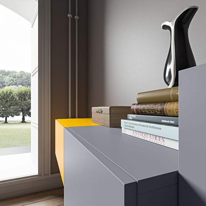 Una pila di libri è appoggiata su uno scaffale con un vaso sopra