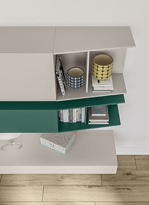 Uno scaffale bianco e verde con libri e vasi sopra