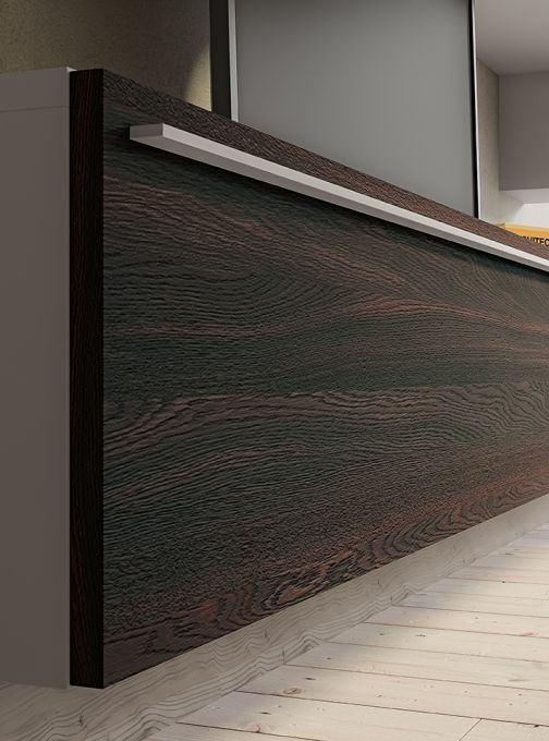 Una parete di legno con una luce in una stanza.