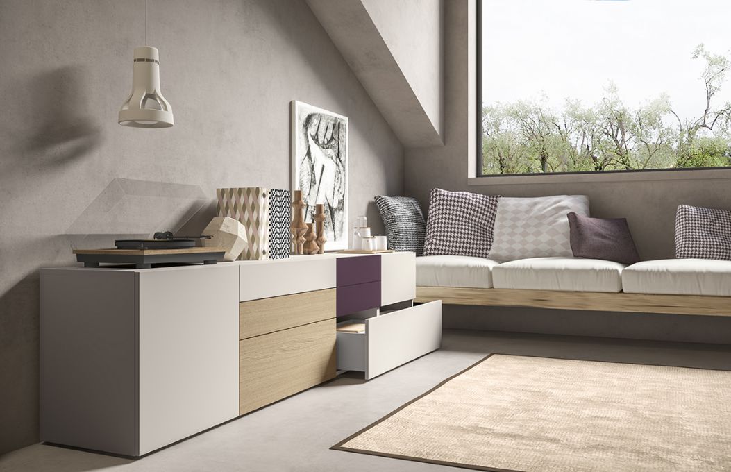 Un soggiorno con un divano e una finestra