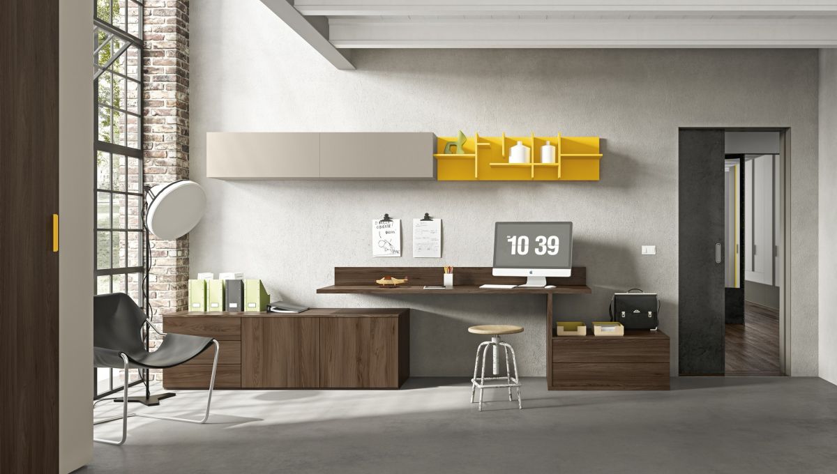 Una stanza con una scrivania e un computer che riporta le 10:39