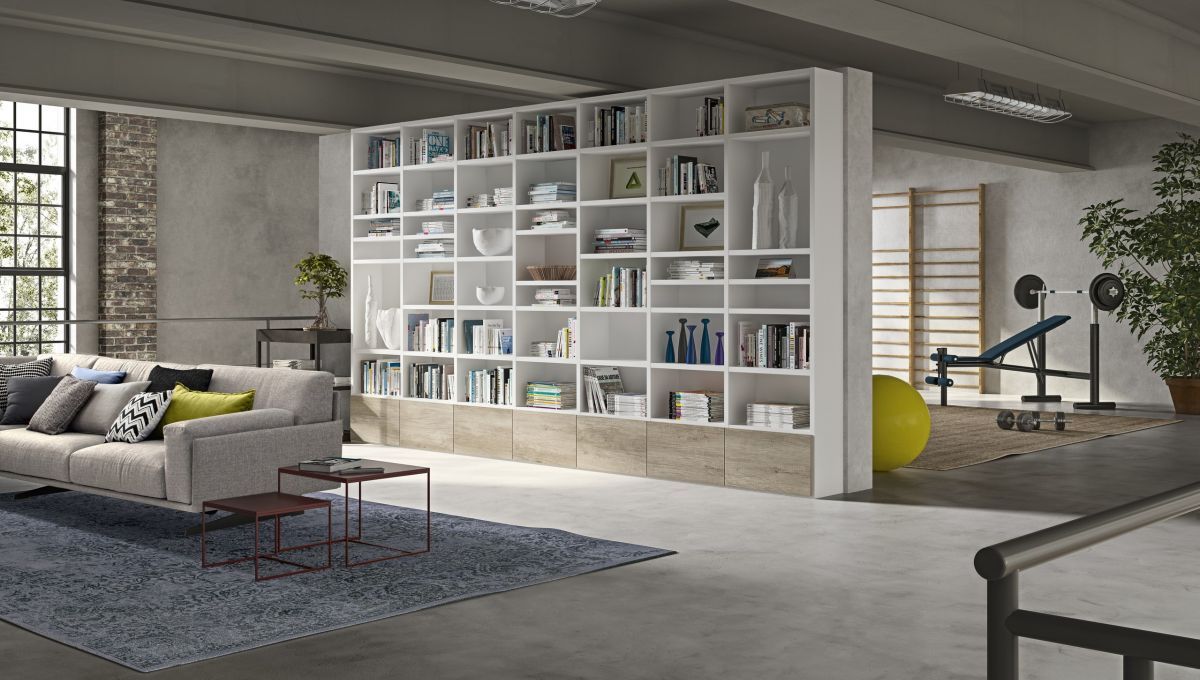 Un soggiorno con un divano e tante librerie