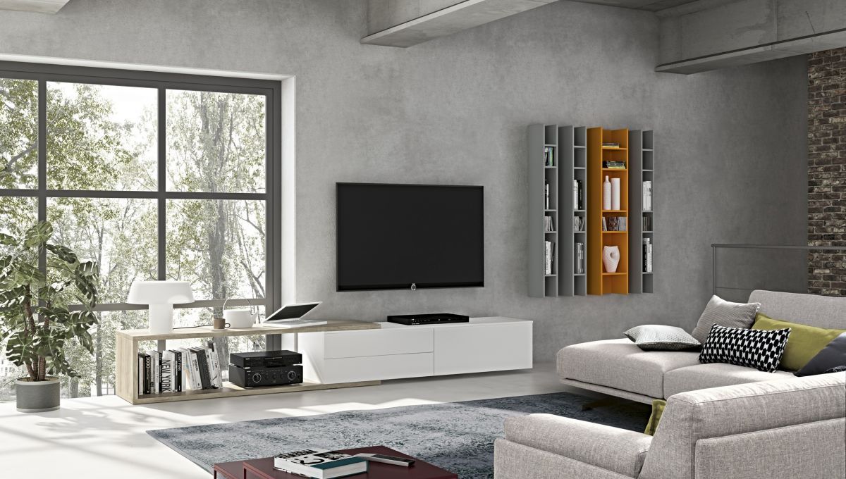 Un soggiorno con divano e tv a schermo piatto