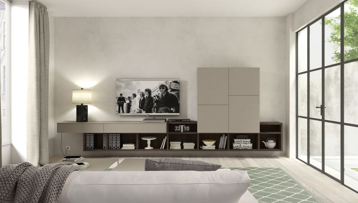 Un soggiorno con un divano e una tv sul muro