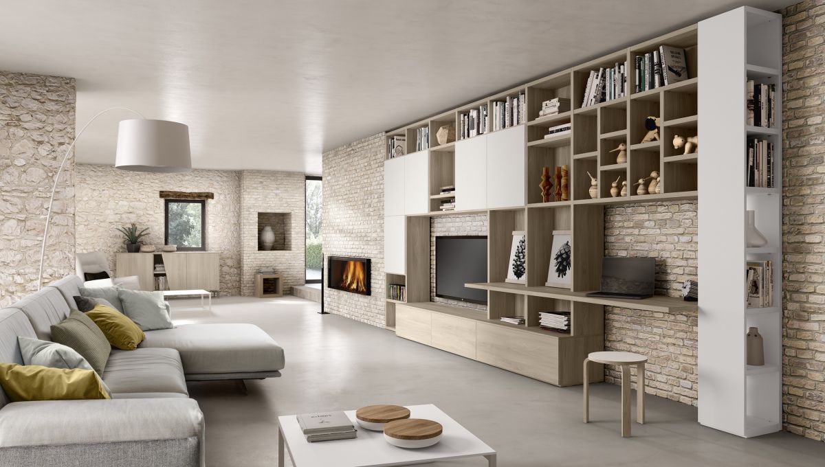 Un soggiorno con un divano e una televisione