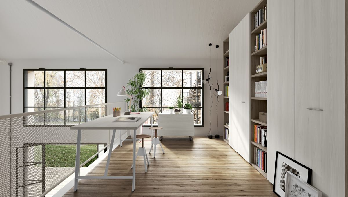 Una stanza con una scrivania e scaffali e un balcone