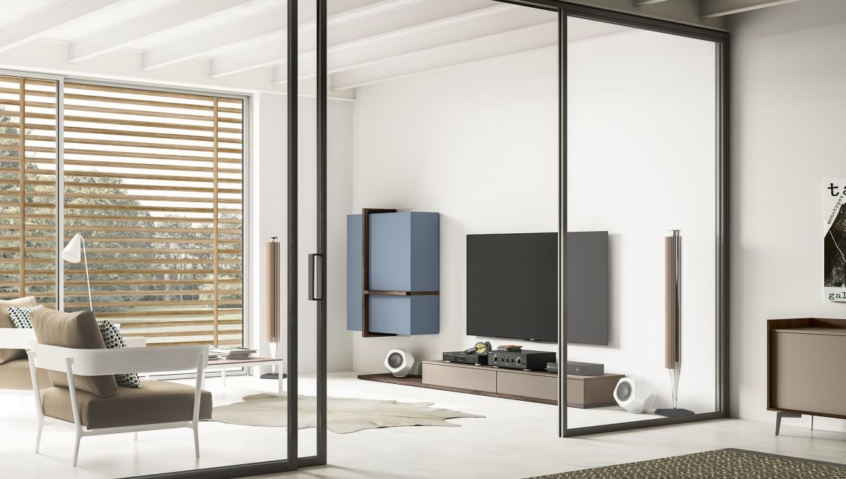 Un soggiorno con porte scorrevoli in vetro e una TV a schermo piatto