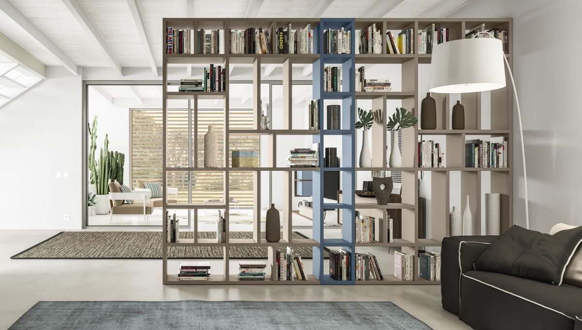 Un soggiorno con un divano e una libreria